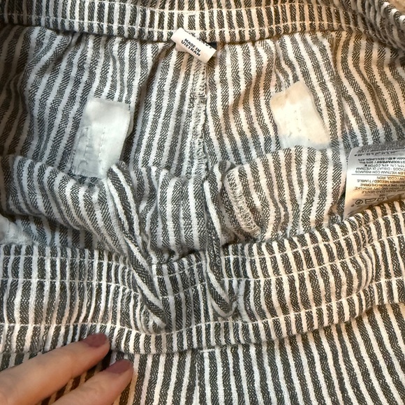 Old Navy Striped Linen-Blend Shorts - High-Rise - Grey & White - Size M - Picture 6 of 6